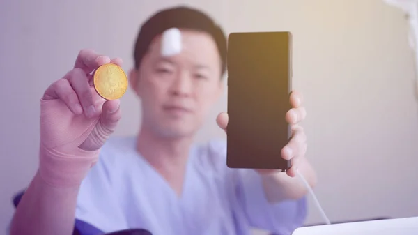 Ásia Homem Mostrando Cripto Inteligente Telefone Acidente Ferir Saudável Investimento — Fotografia de Stock