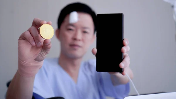 Ásia Homem Mostrando Cripto Inteligente Telefone Acidente Ferir Saudável Investimento — Fotografia de Stock