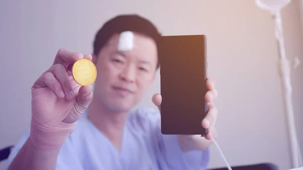 Asiatico Uomo Mostrando Crypto Smart Phone Incidente Ferire Sano Investimento — Foto Stock
