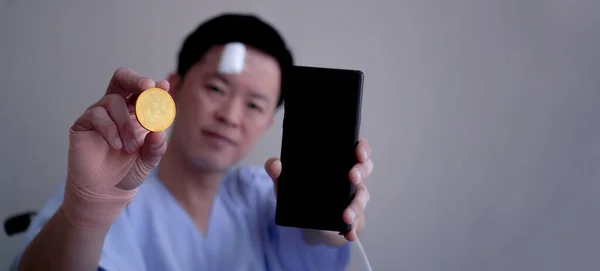 Asiatisk Man Som Visar Krypto Och Smart Telefon Olycka Skada — Stockfoto