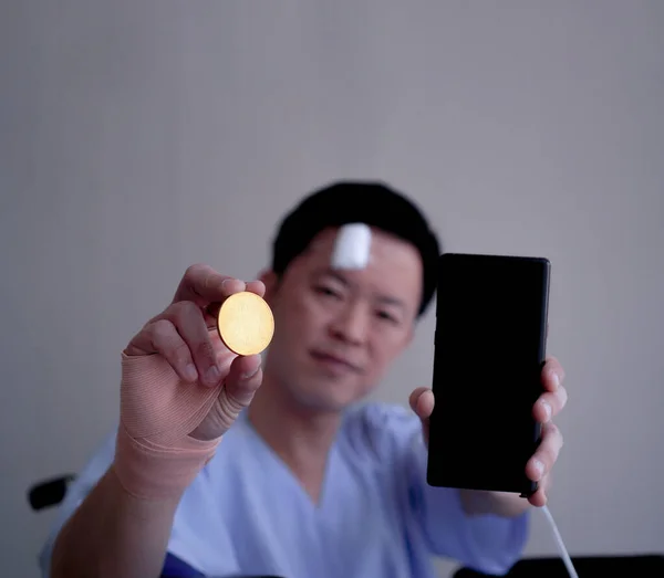 Asiatisk Man Som Visar Krypto Och Smart Telefon Olycka Skada — Stockfoto