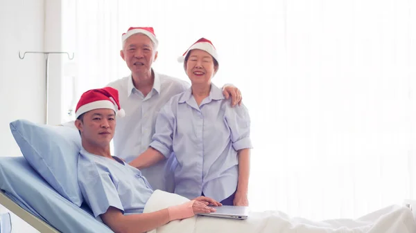 Famiglia Asiatica Che Celebra Natale Capodanno Ospedale Bambino Ammettere Recupero — Foto Stock