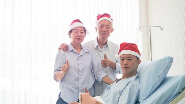 Asiatische Familie Feiert Weihnachten Und Neujahr Krankenhaus Kind Gesteht Genesung — Stockfoto