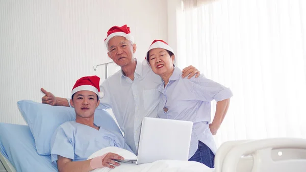 Famiglia Asiatica Che Celebra Natale Capodanno Ospedale Bambino Ammettere Recupero — Foto Stock