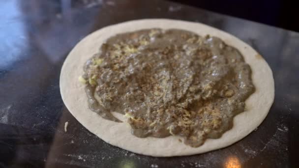 Fait Maison Fabrication Pizza Truffe Fromage Propagation Mélange Sur Pâte — Video