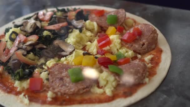 Свіже Тісто Піци Половиною Начинки Сиру Салямі Готують Випічки — стокове відео