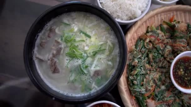 Koreai Élelmiszer Tenger Gyümölcsei Palacsinta Ökör Marhahús Csont Leves Oldalsó — Stock videók