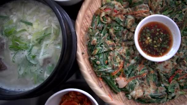 Koreanisches Essen Meeresfrüchte Pfannkuchen Rindfleisch Knochensuppe Beilagen Seolleongtang Haemul Pajeon — Stockvideo