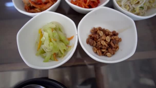 Koreański Jedzenie Boczne Potrawy Banchan Wiele Małych Porcji Górny Kąt — Wideo stockowe