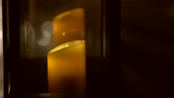 ガラス ランプの外観の雰囲気のデコラトプムの目的の夜の人工的なろうそく古典的な照明 — ストック動画