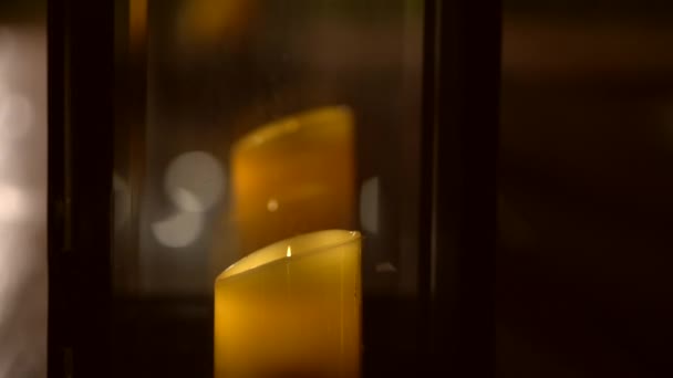 玻璃灯外气氛中人造蜡烛装饰物体经典照明 — 图库视频影像