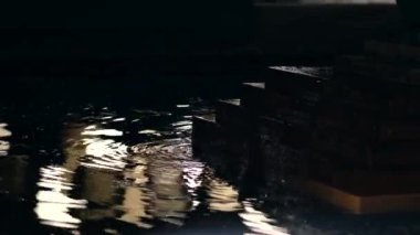 Gece ışığında tropikal bahçede taşan şelale eski, eski tuğla basamakları 4K tasarımı.