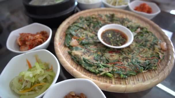 Kézzel Eszik Koreai Ökörcsont Leves Teljes Hagyományos Koreai Étel Palacsinta — Stock videók