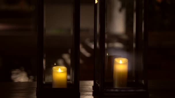 Κερί Μέταλλο Και Γυάλινη Λάμπα Θέση Στο Σπίτι Ξύλινο Κατάστρωμα — Αρχείο Βίντεο