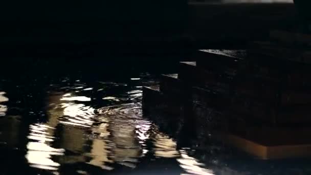 Gece Işığında Tropikal Bahçede Taşan Şelale Eski Eski Tuğla Basamakları — Stok video