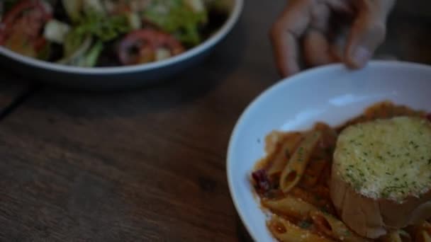 Serveren Italiaanse Gerechten Hand Regelen Tafel Penne Chili Salade Varkensvlees — Stockvideo