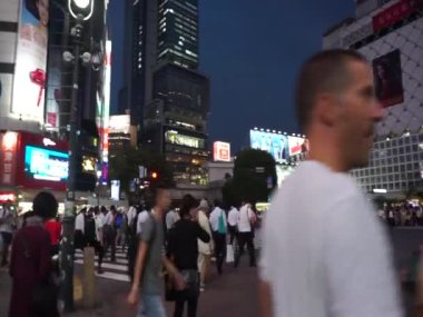 Tokyo Japonya 26 Eylül 2016 Shibuya Alacakaranlık Gecesi Turistleri 'nin ünlü kavşağından geçiyor ve insanlar bu gece alışveriş alanında geziniyor.