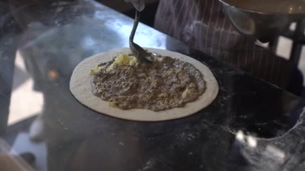 Chef Mains Préparant Fromage Mozzarella Sauce Truffe Sur Pâte Pizza — Video