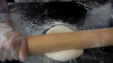 Aşçı el ahşap rulo pizza unu İtalyan ev yapımı pizzacı