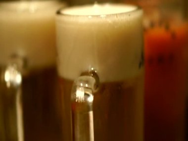 İşten sonra bira içmek için serinletici bira bardaklarını kapat.