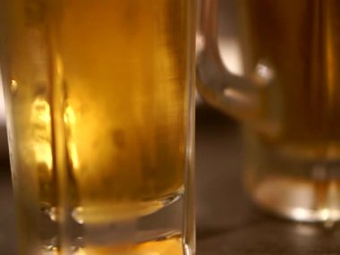 İşten sonra bira içmek için serinletici bira bardaklarını kapat.