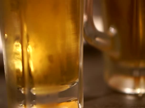 仕事の後のビールの飲み会のためのビールの更新の冷たい黄金の爽快なペンキを閉めて下さい — ストック動画