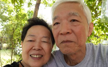 Asyalı yaşlı çift selfie çekiyor birlikte eğlenceli bir emeklilik gezisi birlikte yaşam tarzı