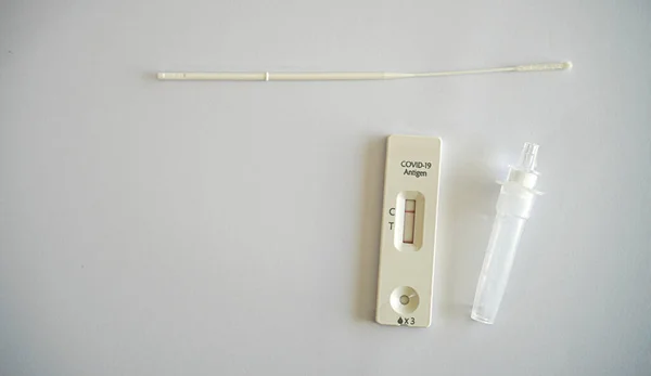 Covid Antigen Rychlý Test Kit Ukazuje Pozitivní Výsledek Lékařské Nástroje — Stock fotografie