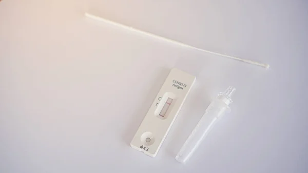 Kit Teste Rápido Antígeno Covid Mostrando Ferramenta Médica Resultado Positivo — Fotografia de Stock