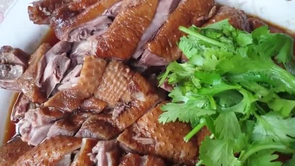 Ganzen Gevlochten Met Chinese Kruidenkruid Bruine Jus Plakjes Gesneden Eten — Stockvideo
