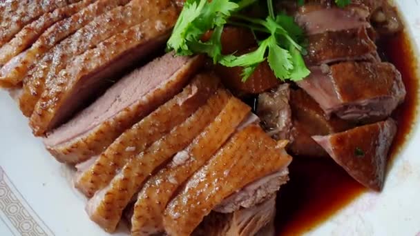 Gänsegänse Geschmort Mit Chinesischem Kräutergewürz Braune Soßenscheiben Geschnitten Essen — Stockvideo