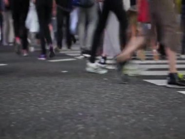 Yaya ayağı insanları Shibuya kavşağında kalabalıklaşıyor.