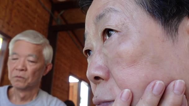Азиатская Старшая Пара Бои Говорить Расстроен Друг Другом Проблемы Отношений — стоковое видео