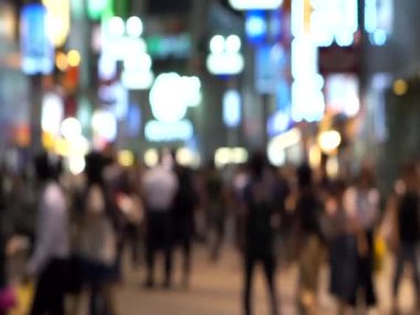 Tokyo Japonya Shibuya şehir merkezinde gece aydınlığı turistik eğlence alanı bulanık hareket videosu