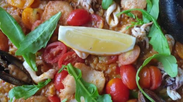 Cuisine Espagnole Plat Emblématique Paella Fruits Mer Riz Cuit Four — Video