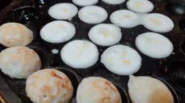 Tayland geleneksel sokak yemekleri kanom krok hindistan cevizi sütü ve pirinç unu krepi vejetaryen yemeği Tayland 4k