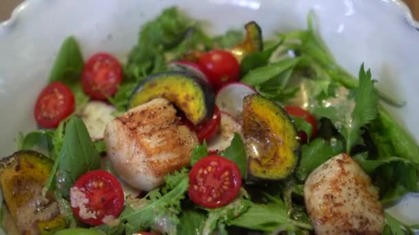 Gegrillte Gebratene Jakobsmuschel Hotate Salat Gesunde Meeresfrüchte Mahlzeit — Stockvideo