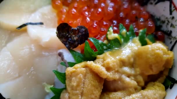 Hakkaido Syrové Mořské Plody Rýže Topping Hřebenatky Moře Ježek Losos — Stock video