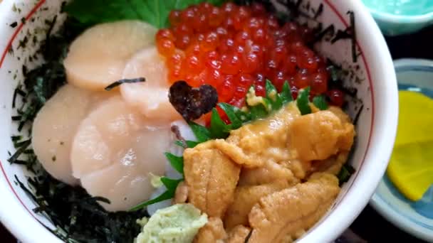 Hakkaido Raw Seafood Rice Topping Scallop Sea Urchin Salmon Roe — Stock Video
