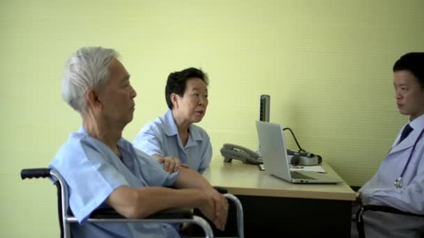 Médico Asiático Disse Más Notícias Más Condições Saúde Para Idosos — Vídeo de Stock