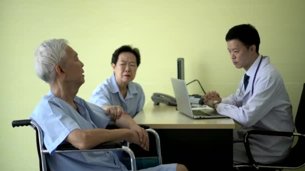Азіатський Лікар Повідомив Погані Новини Поганий Стан Здоров Людей Похилого — стокове відео