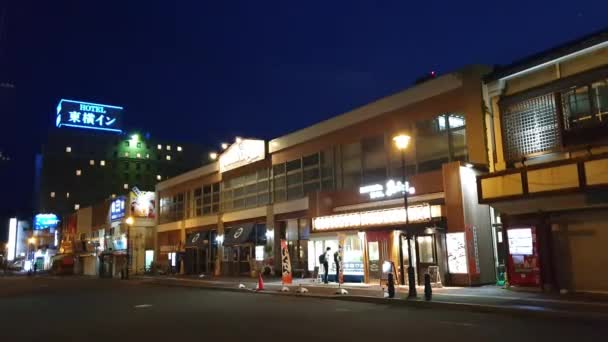2023年6月15日鱼市大楼夜景照明游客在北海道4K过夜 — 图库视频影像
