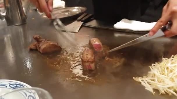 Chef Tranchant Cuisson Wagyu Kobe Steak Boeuf Sur Plaque Métallique — Video