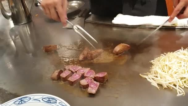 Chef Snijden Koken Wagyu Kobe Rundvlees Biefstuk Teppanyaki Metalen Plaat — Stockvideo