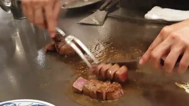 Chef Mengiris Bistik Daging Sapi Wagyu Kobe Masak Piring Logam — Stok Video