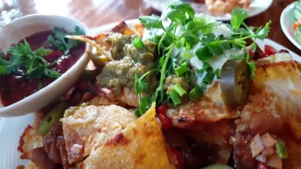 Μεξικάνικο Φαγητό Νάτσο Τυρί Πιπέρι Ξινή Κρέμα Τσίλι Σάλσα Φασόλι — Αρχείο Βίντεο