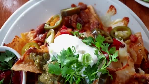 Mexikanisches Essen Nacho Mit Käse Pfeffer Saure Sahne Chili Salsa — Stockvideo