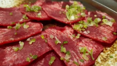 Japon bbq yakiniku ızgara yemeği için çiğ sığır dili dilimleri 4k