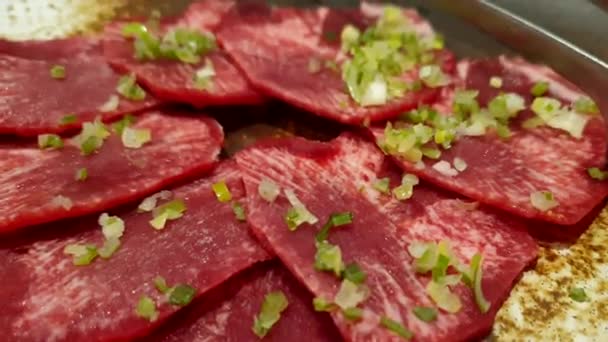 Rohe Rindfleisch Ochsenzungenscheiben Für Japanische Bbq Yakiniku Grillmahlzeit — Stockvideo