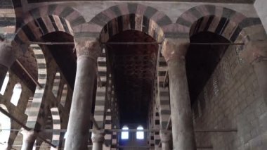 Muhammed Ali Paşa 'nın Büyük Camii ya da Kahire' deki Alabaster Camii. Kemerli lamba ve tavan 4k 'ın iç tasarım ayrıntıları.